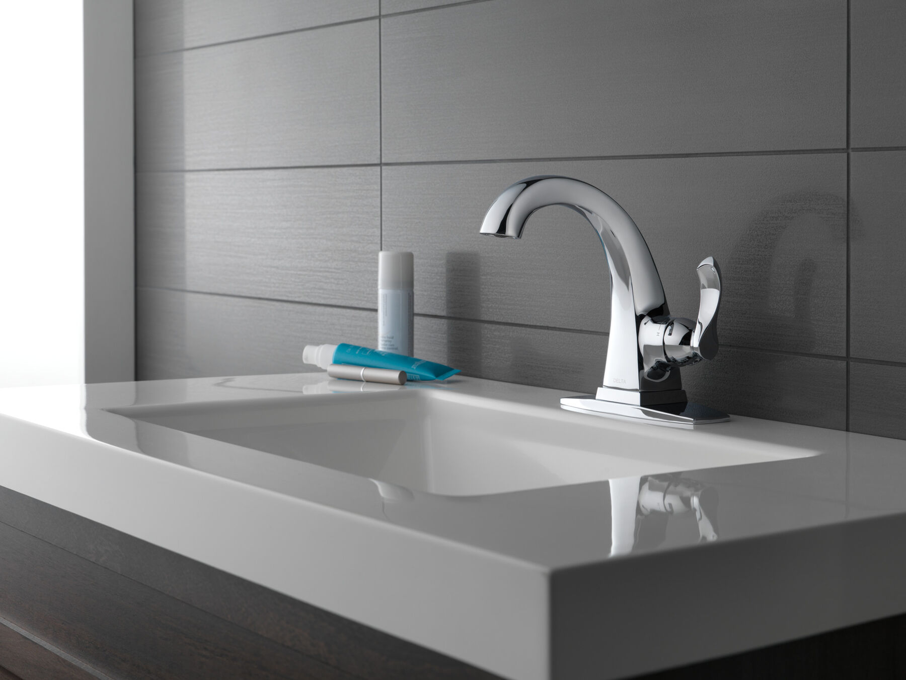 Single Handle Bathroom Faucet in Chrome 15841LF — thumbnail 2